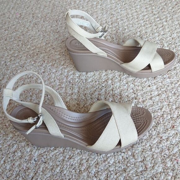 Crocs Leigh II Crossstrap Wedge Sandal Size 9 Oatmeal/Mushroom color - Picture 3 of 16